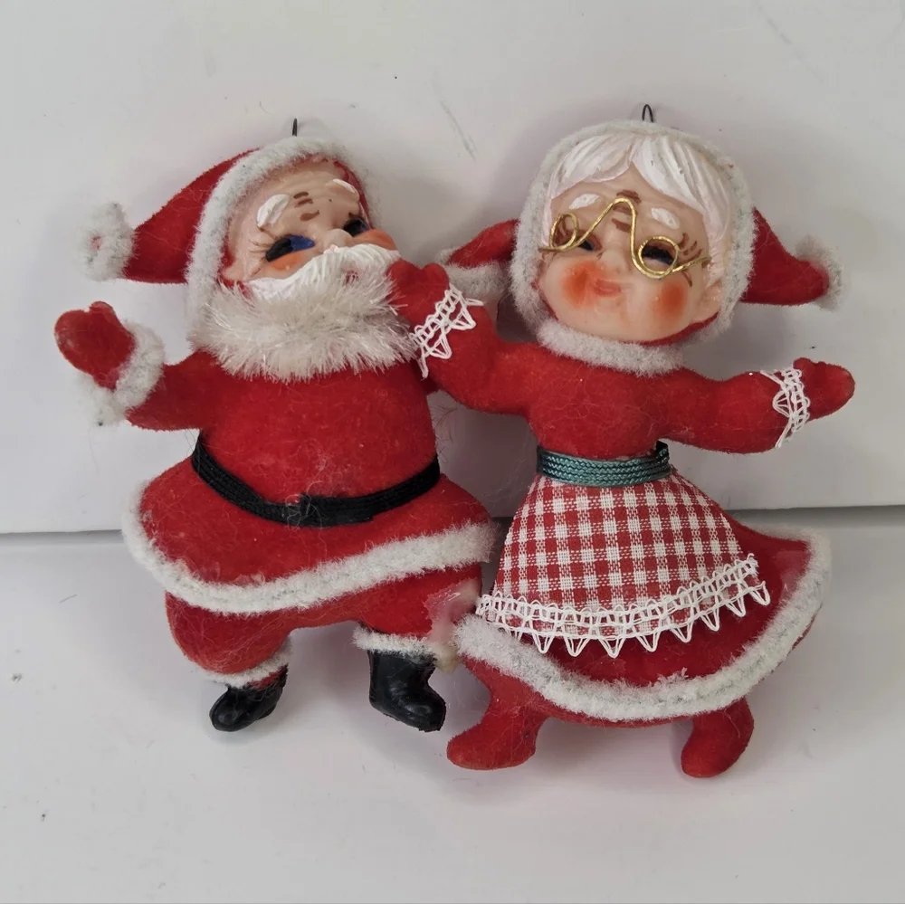 Vintage‎ Flocked Santa And Mrs Claus Dancing Ornaments Checkered Apron Glasses